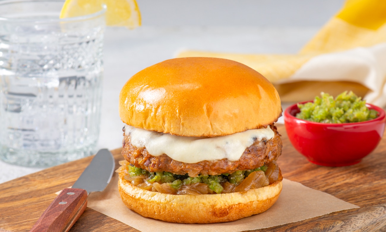 Burgers latins aux oignons caramélisés et à la sauce MAGGI