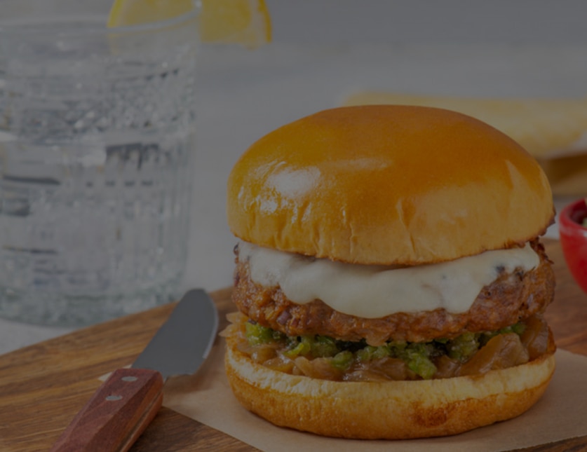 Burgers latins aux oignons caramélisés et à la sauce MAGGI