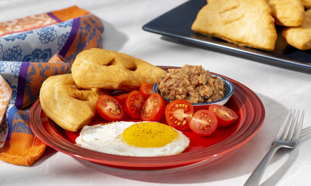 Fry Jacks béliziens salés à la sauce MAGGI pour le déjeuner