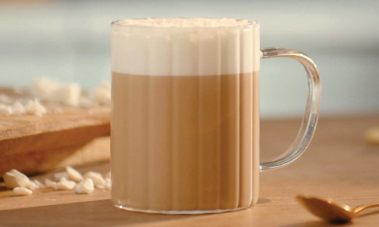 Macchiato au chocolat blanc préparé avec le café espresso Nescafé Gold