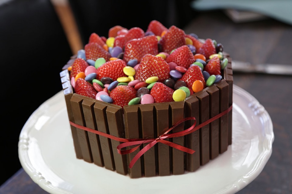 Recette de gâteau éponge KitKat et SMARTIES (295 g)