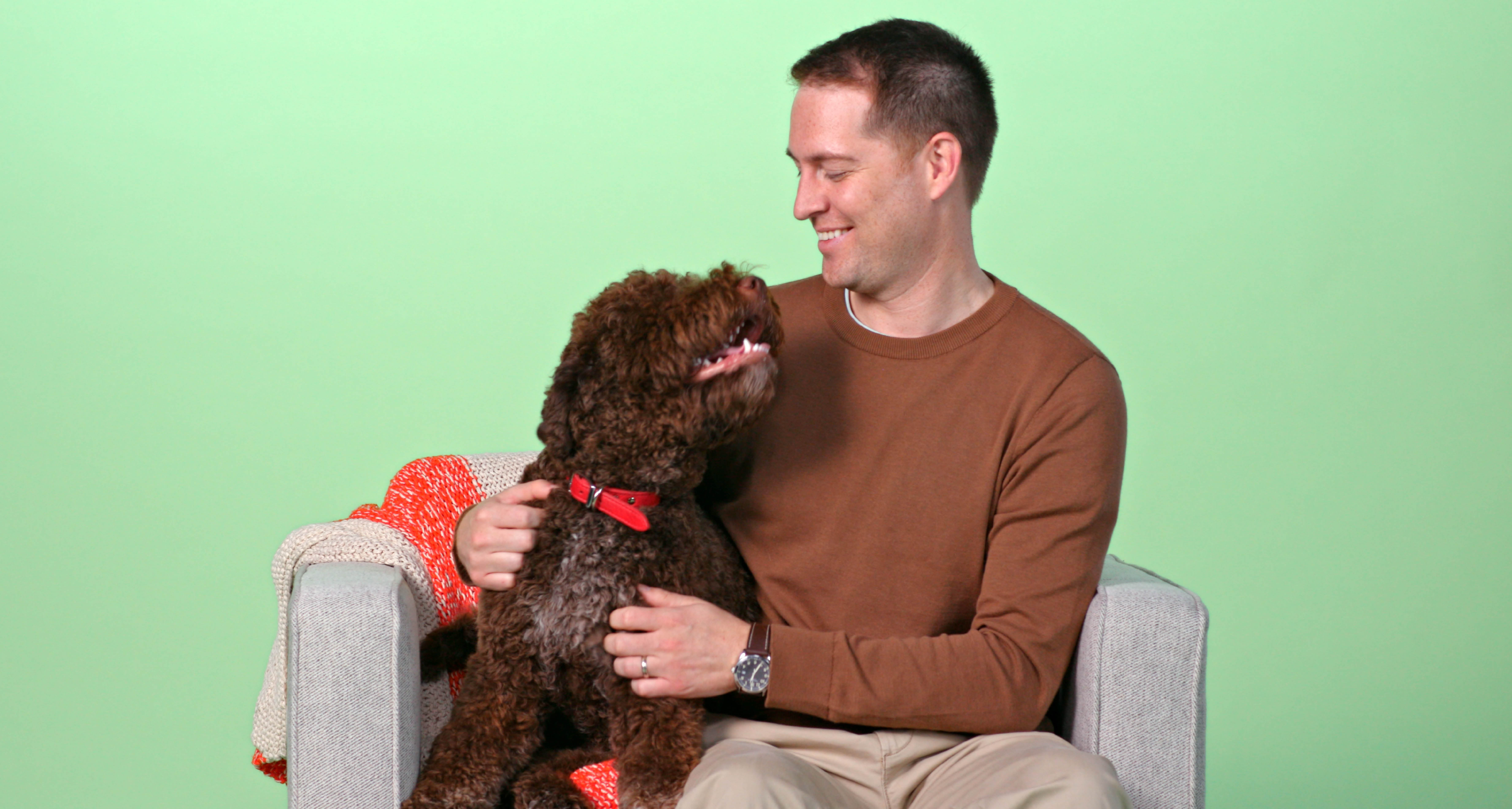 Homme assis avec son en-tête de chien