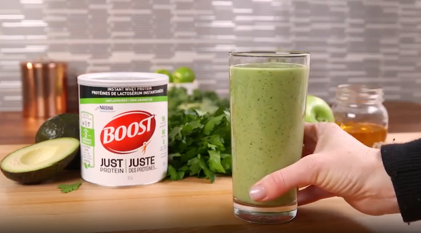 BOOST Just Protein Green Goddess Smoothie recette. Un smoothie d'entraînement sain, avec du chou frisé et de l'avocat crémeux