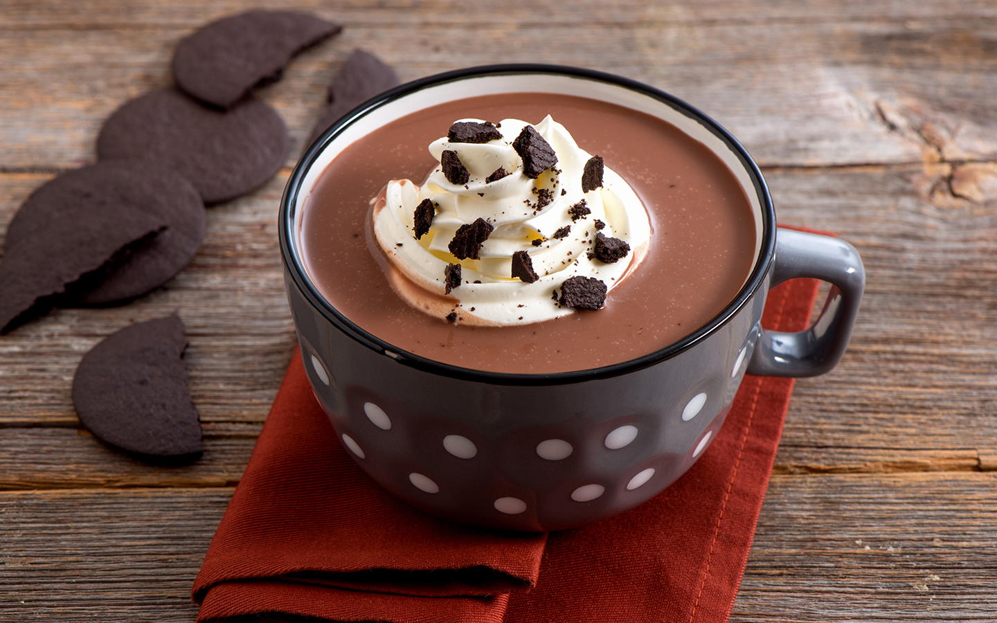 Recette de chocolat chaud biscuits et crème. Sans produits laitiers et à base de chocolat chaud CARNATION riche et crémeux.