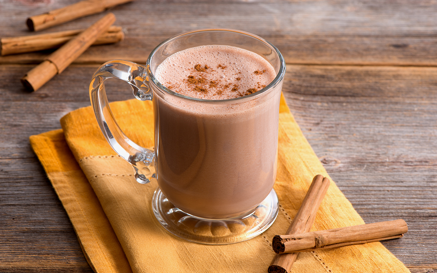 Chocolat chaud, lait de poule, golden latte : laquelle de ces boissons  ultra réconfortante de Noël est la moins calorique ?