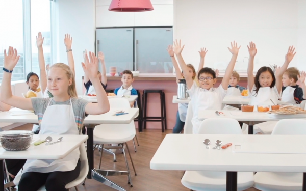 Les enfants en classe apprennent les aliments sains et les informations nutritionnelles dont ils ont besoin pour développer des habitudes saines à vie