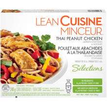 Poulet thaïlandais aux arachides. Poulet et légumes assaisonnés dans une savoureuse sauce thaï aux arachides sur linguine.