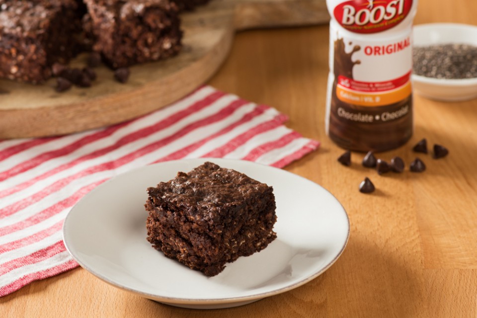 Recette originale de barres à l'avoine et au chocolat cuit BOOST. Ces barres d'avoine savoureuses et faciles à préparer sont excellentes à avoir sous la main.