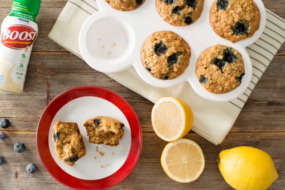 Recette de muffins à l'avoine et au citron et aux bleuets à haute teneur en protéines ce muffin fait maison rempli de baies est une excellente façon de commencer la journée.