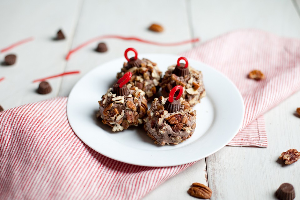 Recette d'ornement glacé au chocolat chaud CARNATION. Parfait pour divertir les enfants pendant les vacances.