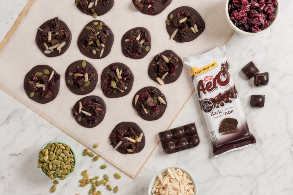 Recette AERO chocolat noir et pièces de fruits. Délicieux avec un café après le dîner.