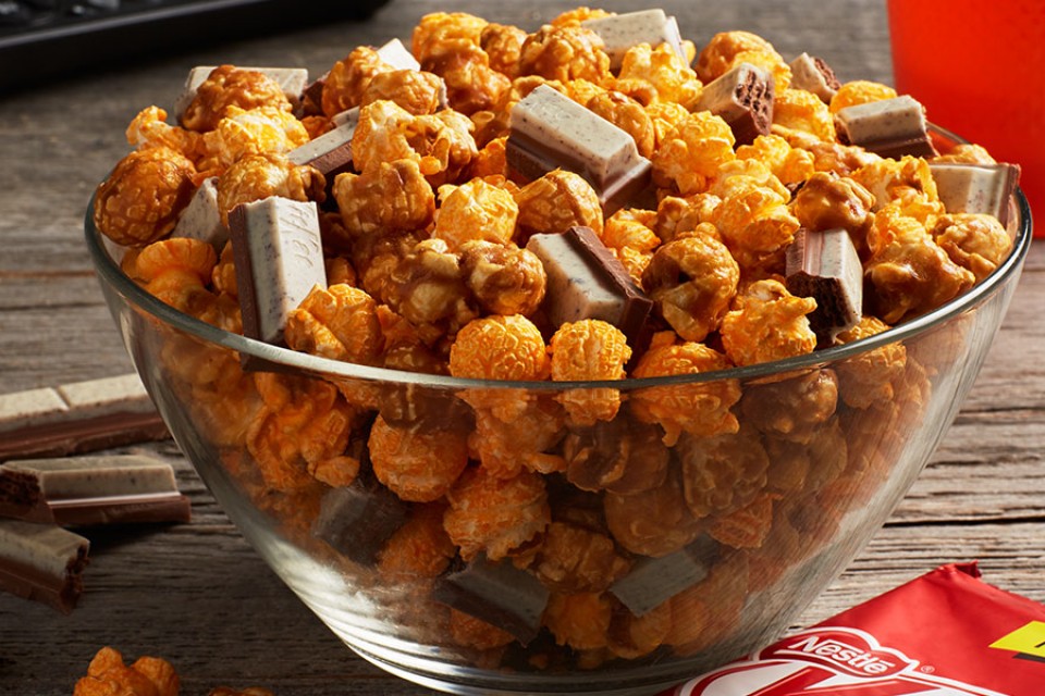 Recette de KIT KAT Chicago ReMix faite avec des biscuits au chocolat et des morceaux de crème.