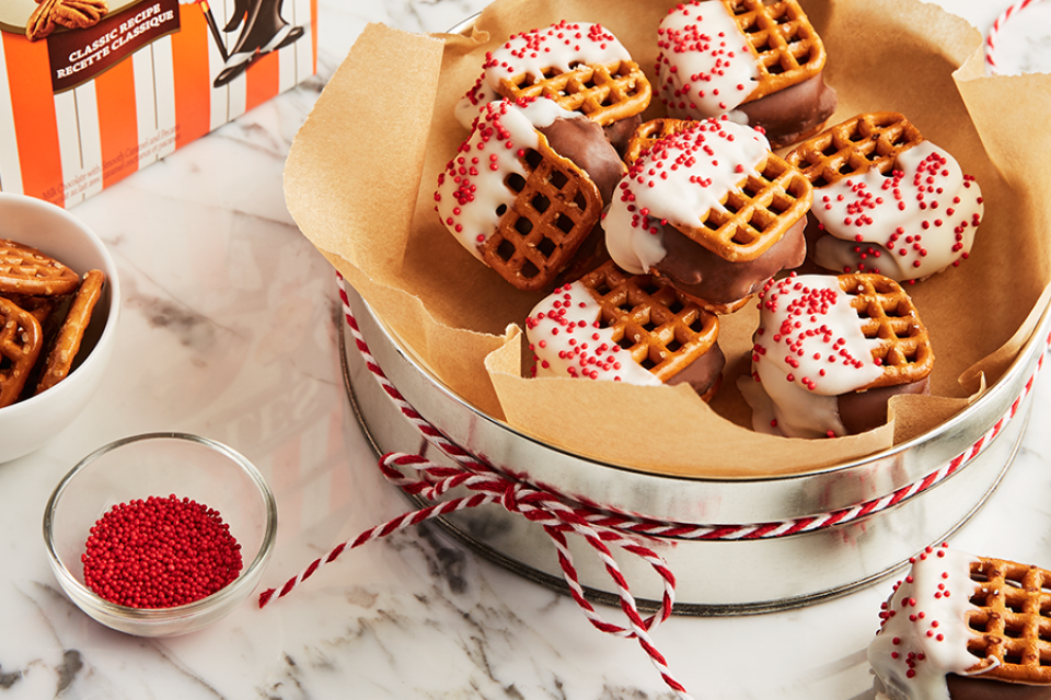 Recette de sandwichs sucrés et salés TURTLES. Le chocolat, le caramel et les bretzels font une délicieuse collation.