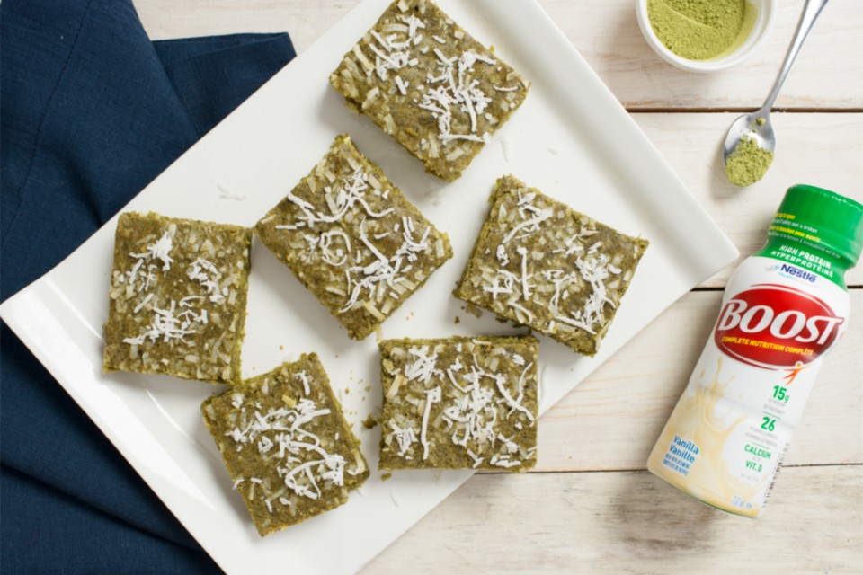 Recette de barres BOOST à haute teneur en protéines et à la noix de coco au matcha. Un régal décadent sans culpabilité.