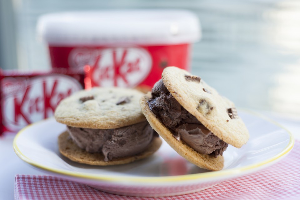 Recette de sandwich glacé pour les amoureux de KIT KAT. La gourmandise ultime à base de dessert glacé KIT KAT et de biscuits faits maison.