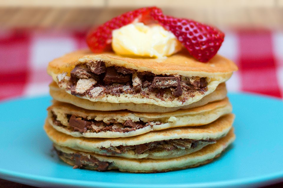 KIT KAT Break Pancakes recipe. Crispy pancakes with melted KIT KAT chocolate pieces.