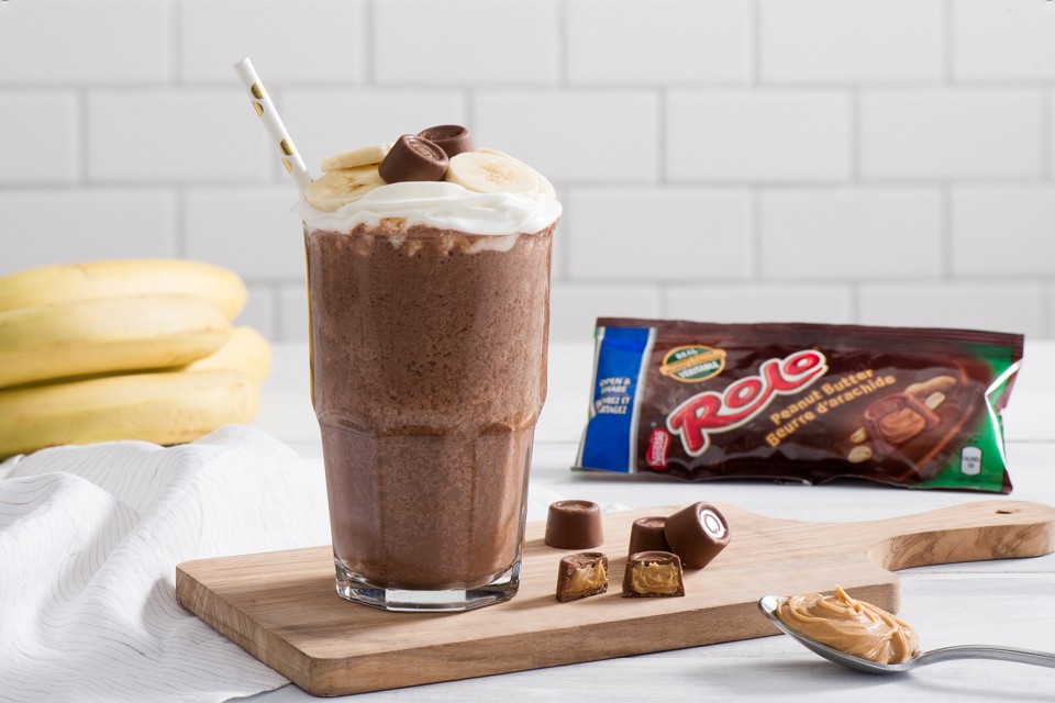 Recette de Milkshake au beurre d'arachide et aux bananes ROLO®. Ce shake au chocolat doux et succulent satisfera à coup sûr toutes les envies sucrées.