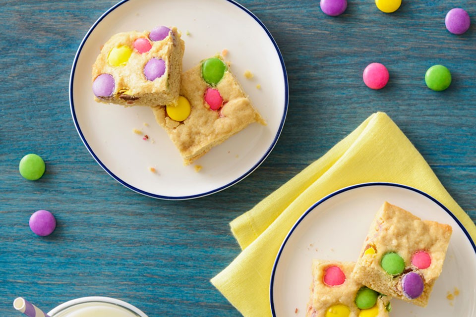 SMARTIES Springtime Blondies recipe with vanilla and gooey chocolate
