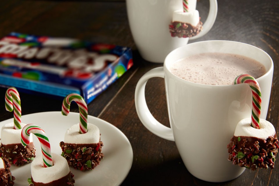 Recette SMARTIES Handles. Ces friandises festives combinent des cannes de bonbon, du chocolat au lait AERO et des guimauves.