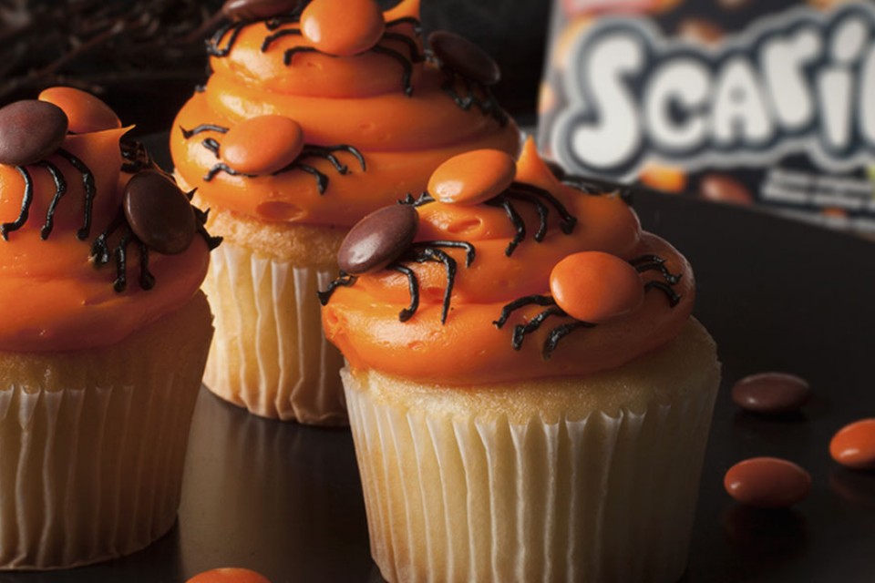 Recette de cupcakes araignée SCARIES. Mini cupcakes SMARTIES d'Halloween.