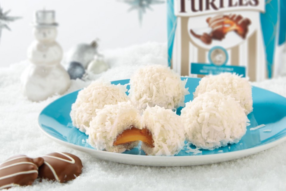 Recette de boules de neige TURTLES chocolat et noix de coco. Ces favoris givrés sont le projet parfait pour un jour de Noël enneigé.