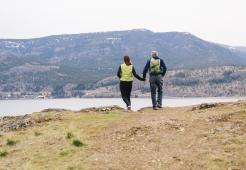 Couple se promenant à flanc de montagne
