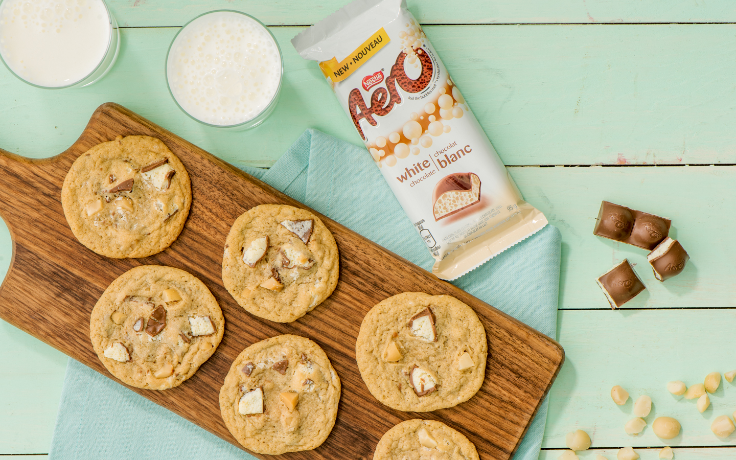 Recette de cookies au chocolat blanc et aux noix de macadamia AERO. Biscuits salés et sucrés.